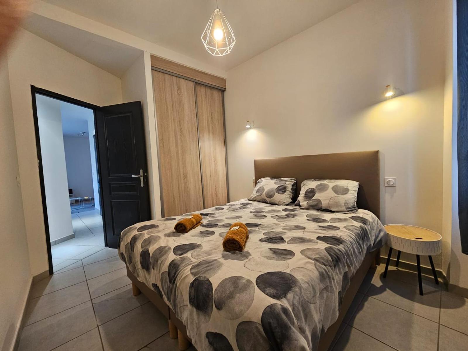 Le Contemporain-2 Chambres-Vue Eglise Saint Paul นีมส์ ภายนอก รูปภาพ